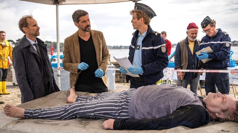 V. li. n. re: Inspektor Kadeg (Jan Georg Schütte), Kommissar Dupin (Pasquale Aleardi) und der Gendarm Yannick (Sebastian Kolb) an der Leiche von Provost (Stephan Benson, vorne). – Bild: WDR/​ARD Degeto/​Wolfgang Ennenbach