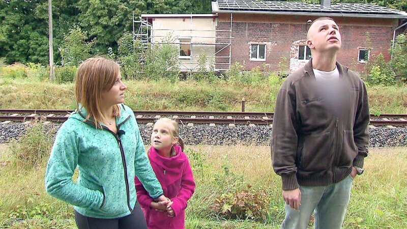 Stefanie, Norman und Tochter begutachten den ersteigerten Bahnhof. – Bild: RTL II