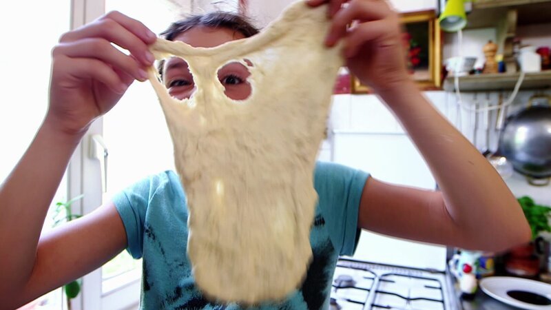 Livia macht Pizza Margherita. – Bild: SWR/​Nordisch Filmproduction