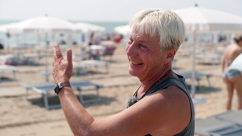 Das 60. Jahr in Folge ist Gerhard heuer am Strand von Lignano Pineta. – Bild: ORF/​Wout Kichler