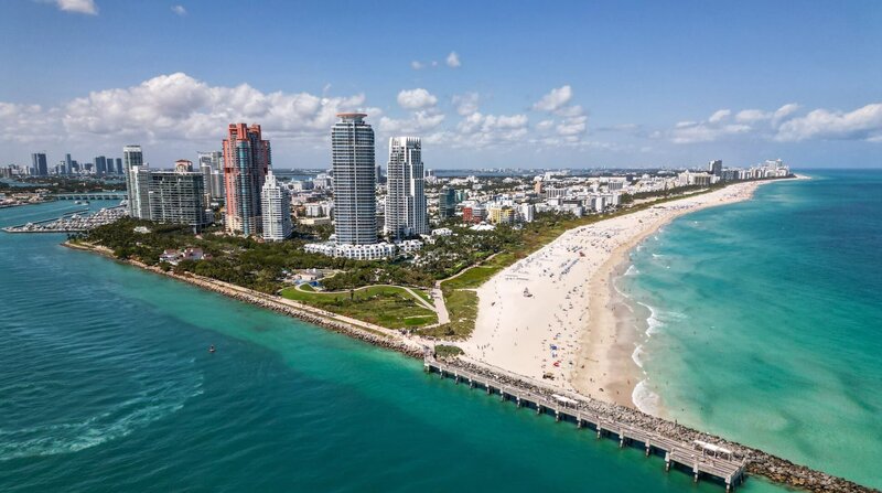 Florida ist ein weiteres Reiseziel von Sarazar. Er startet seinen Campervan-Roadtrip durch den Sunshine State in der Metropole Miami. – Bild: WDR/​White Mandala /​ ZDF und WDR/​White Mandala