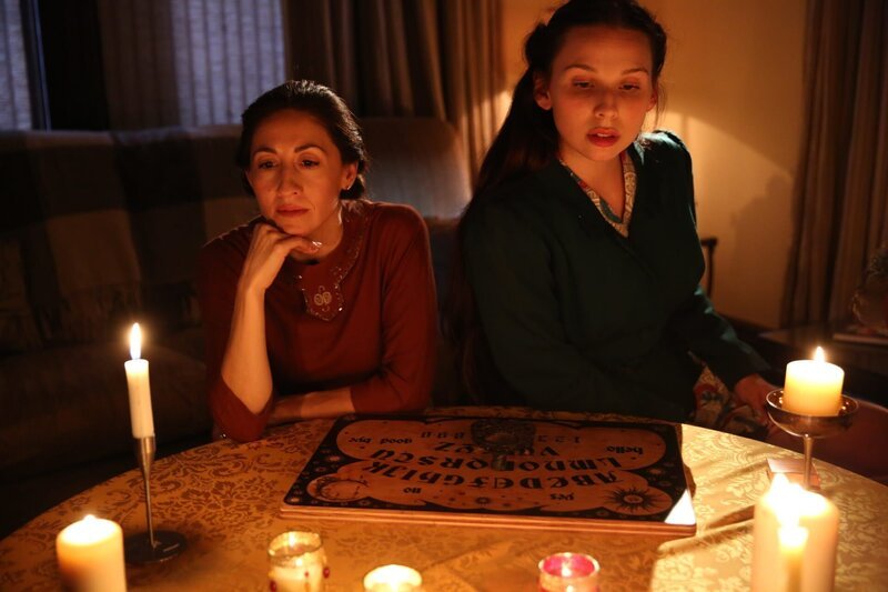 Nancy Bowen (Cheyenne Quintanar) and Lila Jimerson (Mikayla Campbell) use the Ouija board. – Bild: Investigation Discovery /​ Discovery Communications