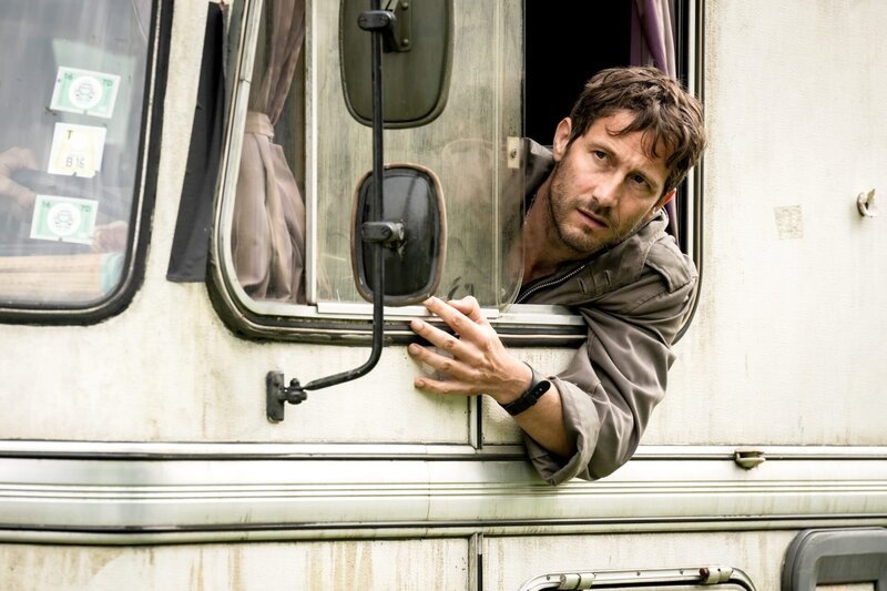 Rasmus Tauber (David Rott) hat nach der Untersuchungshaft sein Wohnmobil zurück und parkt es auf dem Campingplatz ein. – Bild: ORF/​ZDF/​Martin Valentin Menke