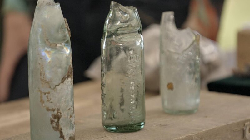 Glasflaschen in Bedminster, Bristol, entdeckt – Bild: THE HISTORY CHANNEL /​ Rare TV
