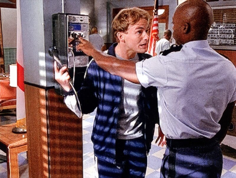 Francis (Christopher Masterson, l.) bekommt Ärger mit Stanley (Karim Prince), weil er ständig telefoniert. – Bild: ORF/​Disney