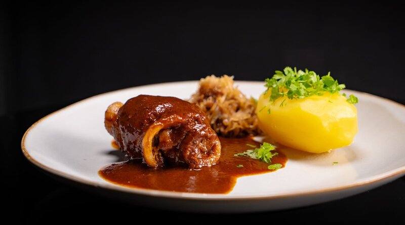 Ein Gericht in der Sendung: Schweinebauchrouladen in Bier-BBQ-Soße mit Sauerkraut – Bild: WDR/​2bild/​Christopher Nußbaumer