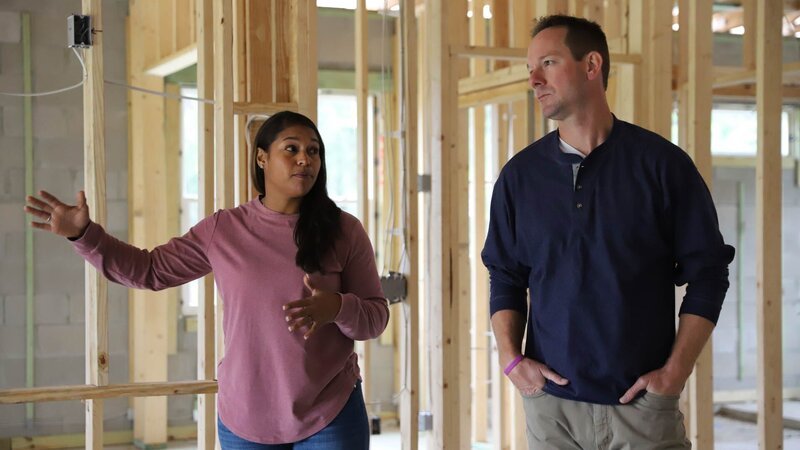 Brian and Mika Kleinschmidt talking about plans for the dream home. – Bild: 2023 Warner Bros. Discovery, Inc. or its subsidiaries and affiliates. All rights reserved.