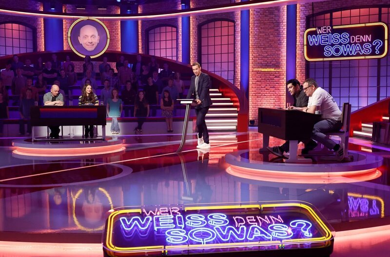 Moderator Kai Pflaume (M.) und seine Rateteam-Kapitäne Bernhard Hoëcker (l.) und Elton (r.) begrüßen in dieser Sendung die Schauspielerin Arzu Bazman (2.v.l.) und den Schauspieler Thomas Koch (2.v.r.). – Bild: ARD/​Morris Mac Matzen