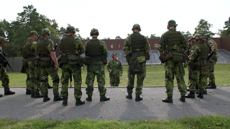 Russlands Angriffskrieg auf die Ukraine hat in Schweden und Finnland zu einer sicherheitspolitischen Zeitenwende geführt. Die beiden skandinavischen Länder, die jahrzehntelang ihre militärische Neutralität betonten, treten der NATO bei. Beide verfügen über schlagkräftige Armeen, die die NATO deutlich stärken. Im Gegenzug sichert die NATO-Mitgliedschaft Schweden und Finnland im Angriffsfall gemeinsame militärische Verteidigung zu. Russland hat bereits vor Konsequsen gewarnt. Gerade durch den Beitritt Finnlands kommt es zu einer neuen 1300 Kilometer langen Grenze zwischen einem Nato-Mitglied und Russland. Genau solch ein Heranrücken wollte der russische Präsident Putin stets vermeiden. Im Bild: Nach der russischen Invasion auf die Ukraine sind die Anmeldungen bei der schwedischen Freiwilligen-Armee Heimwehr sprunghaft gestiegen. – Bild: ORF