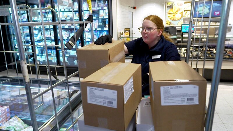 S02E46: Einige Kollegen im Supermarkt stehen vor neuen Herausforderungen oder wie Turbo Tanja es nennt vor einer „Vollkatastrophe“. Sie hat von Urlauberin Dodo die Tiefkühl-Abteilung übernommen. – Bild: RTLZWEI