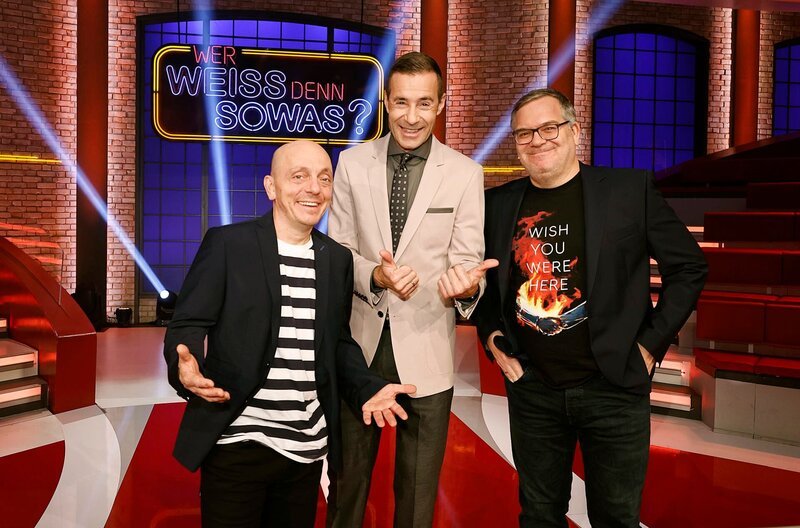 Moderator Kai Pflaume (Mitte) und seine Teamkapitäne Bernhard Hoëcker (links) und Elton. – Bild: NDR/​Morris Mac Matzen