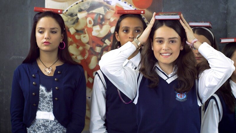 Mia (Rosabell Laurenti Sellers, re.) hofft dem Benimmunterricht entfliehen zu können. – Bild: ZDF/​Carlo Valentini