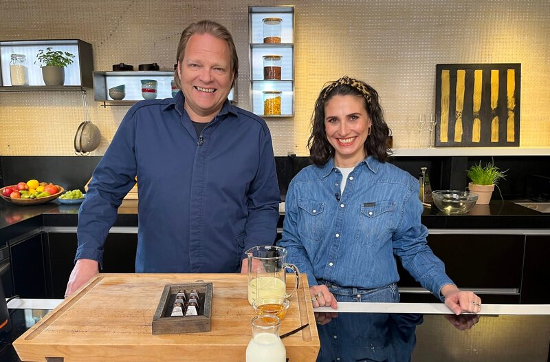 Björn Freitag und Monica Riboni zeigen, wie man leckeres Eis auch ohne Eismaschine zubereiten kann. – Bild: WDR/​solisTV/​Joshua Stolz