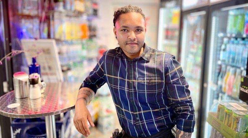 Wer Franzbrötchen unter dem Jungfernstieg kauft, begegnet Kioskbesitzer Richard Protivanek. – Bild: NDR/​Katharina Ricard