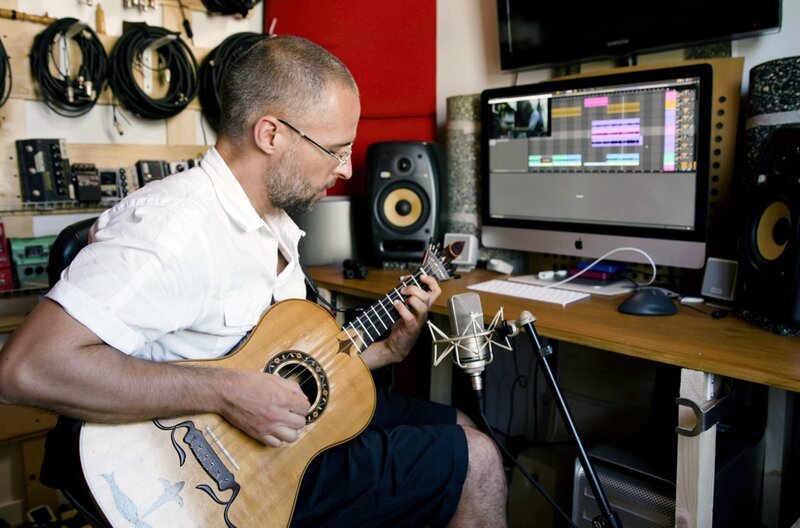 Traditionell und originell zugleich: Videokünstler und Multiinstrumentalist Vasco Ribeiro Casais (alias Omiri) kombiniert portugiesische Volksmusik mit elektronischen Sounds und Alltagsklängen. – Bild: EuroArts Music Int.