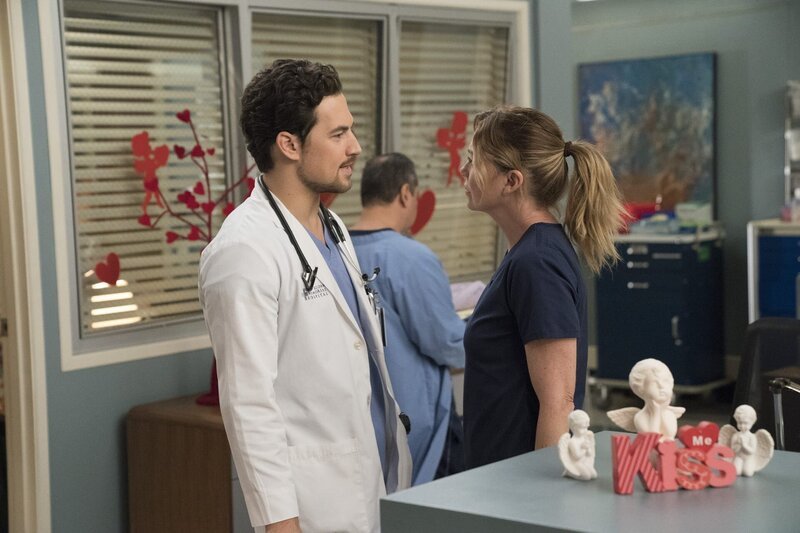 Dr. Andrew DeLuca (Giacomo Gianniotti, l.); Dr. Meredith Grey (Ellen Pompeo, r.) – Bild: ABC Studios /​ Mitch Haaseth