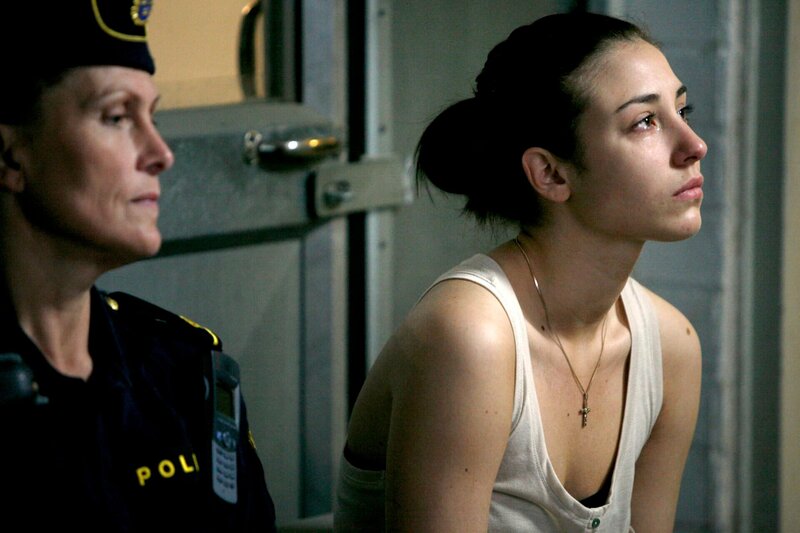 Patricia (Madeleine Martin) muss in der Gerichtsmedizin die Leiche ihrer ermordeten Freundin identifizieren. – Bild: ARD Degeto/​Yellow Bird/​Mia Carlsson