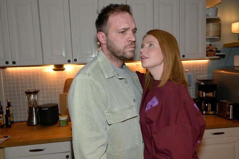 Erik (Patrick Heinrich) überzeugt Toni (Olivia Marei), emotional noch einmal in die Vollen zu gehen. – Bild: RTL /​ Rolf Baumgartner