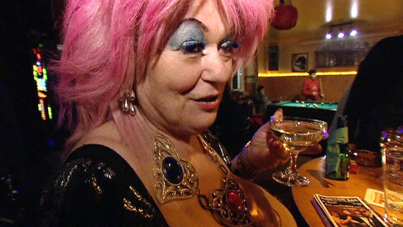 Molly ist die dickste Hure Deutschlands und hat damit einige Berühmtheit erlangt. Mit ihren 65 Jahren denkt sie noch lange nicht ans Aufhören. EXKLUSIV – DIE REPORTAGE begleitet Molly auf die Partyinsel Mallorca und zeigt, was die dickste Hure Deutschlands unter Entspannung versteht. – Bild: RTL II