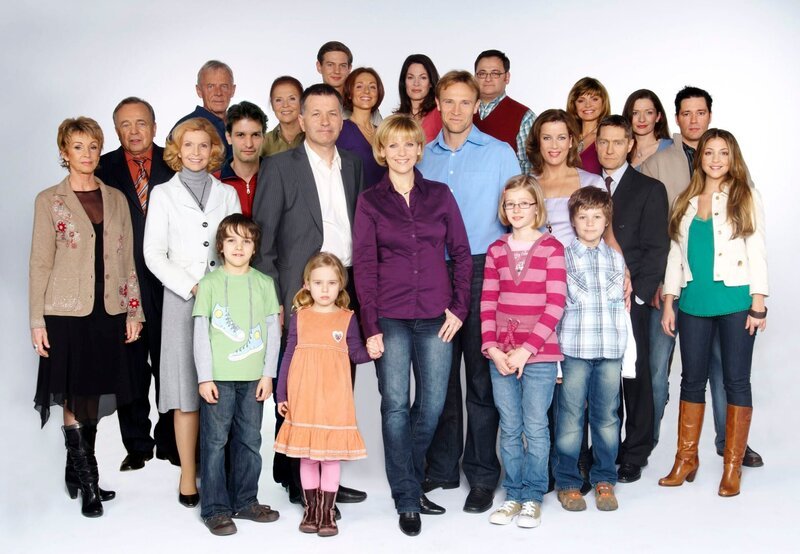 ARD IN ALLER FREUNDSCHAFT Darsteller-Gruppenfoto Ärzte, Pfleger, Klinikpersonal © MDR/​Lüders – honorarfrei – Verwendung gemäß der AGB im engen inhaltlichen, redaktionellen Zusammenhang mit genannter MDR-Sendung bei Nennung „Bild: MDR/​Lüders“. (S2) Mitteldeutscher Rundfunk, HA Kommunikation, 04360 Leipzig, (0341) 300 6477 oder -6463. 6_In_a_Freundsch_Team_2008 – Bild: MDR