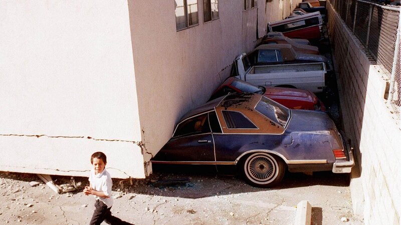 Tödlich, äußerst zerstörerisch und nahezu unmöglich vorherzusagen: Erdbeben zählen zu den schlimmsten Naturkatastrophen. Ein Wohnkomplex in Los Angeles konnte 1994 einem Erdbeben der Stärke 6,7 nicht mehr standhalten. – Bild: TVNOW /​ Getty Images/​Los Angeles Times/​Rolando Otero