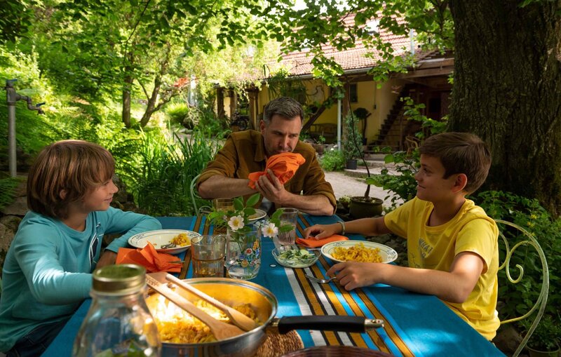 Kann Papa Kajo (Jochen Schropp, mi.) die Stimmung seiner Söhnen Liam (Nils Hofschneider, re.) und Sam (Yann Cosackli.) heben? – Bild: SWR/​Maria Wiesler
