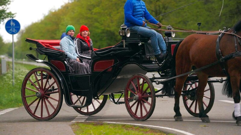 Moderatorin Sabine Heinrich (l) trifft auf ihrer Überraschungs-Tour rund um NRW im niederrheinischen Uedem ihre Kollegin Steffi Neu. Die beiden tauschen sich aus über das Leben im Dorf und in der Stadt. – Bild: WDR/​klarlogo