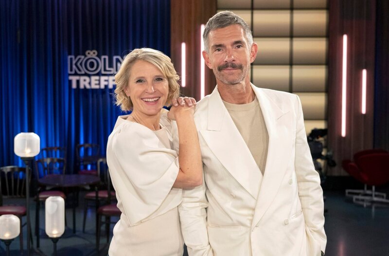 Susan Link (l) und Micky Beisenherz moderieren die Sendung. – Bild: WDR/​Melanie Grande