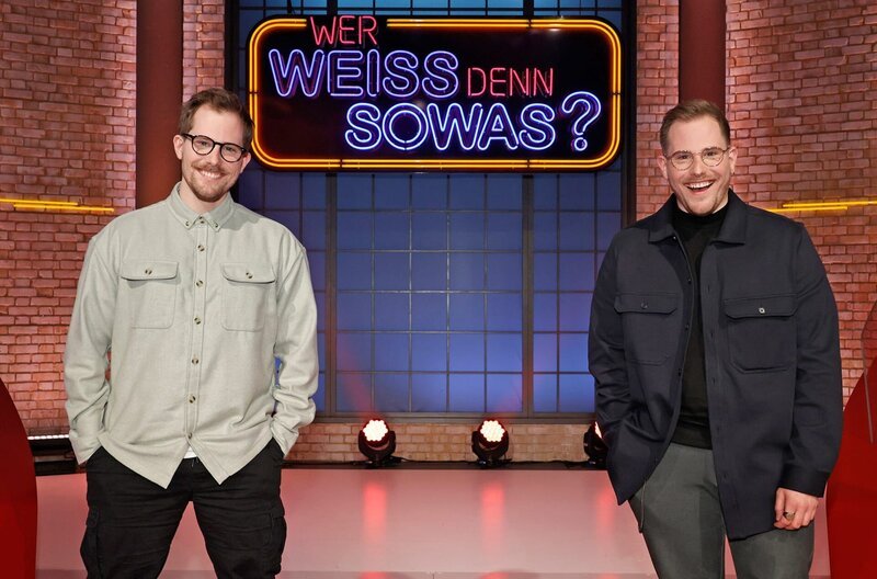 Treten bei „Wer weiß denn sowas?“ als Kandidaten gegeneinander an: Die Komiker und YouTuber Dennis und Benjamin „Benni“ Wolter (r.). – Bild: ARD/​Morris Mac Matzen