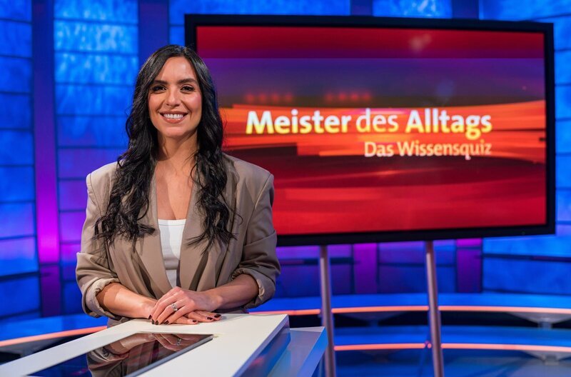 Es kann losgehen! Die Journalistin Jessica Schöne tritt beim Wissensquiz „Meister des Alltags“ an – das Quiz mit Aha-Effekt und cleveren Tipps und Tricks für den Alltag. – Bild: SWR/​Christian Koch