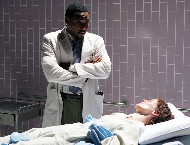 Die obdachlose Victoria (Leslie Hope) ist plötzlich zusammengebrochen und wird ins Krankenhaus eingeliefert. Dr. Foreman (Omar Epps), der sie als erster behandelt, vermutet, dass Victoria nur simuliert, um eine warme Mahlzeit und ein Bett für die Nacht zu ergattern. Doch seine Kollegen sind anderer Meinung. – Bild: SUPER RTL