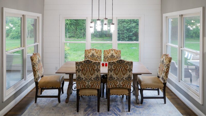 The dining room table in the Russel family’s home before the renovation. – Bild: HGTV – US /​ Discover Images.