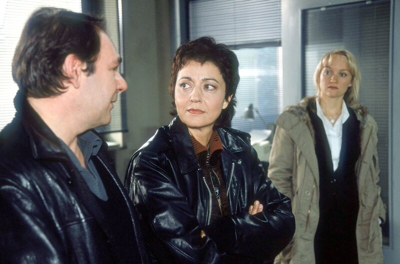 Sabrina (Despina Pajanou, mi.) und Weber (Peter von Strombeck) besprechen sich, nachdem Viktor Caro (Eva Herzig) seine Version des Abends erzählt hat. – Bild: ORF/​RTL