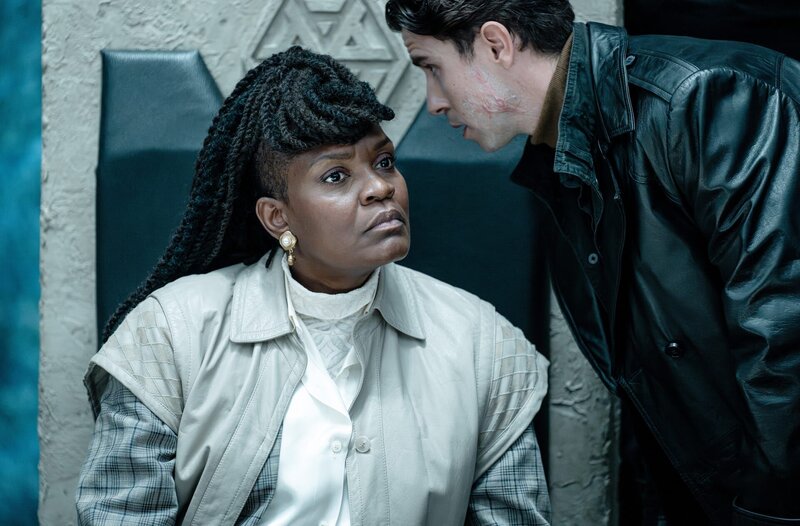 De Voogd (Romana Vrede, li.), Ben Barends (Aimé Claeys, re.) – Bild: WDR/​jonnydepony/​Maarten De Bouw