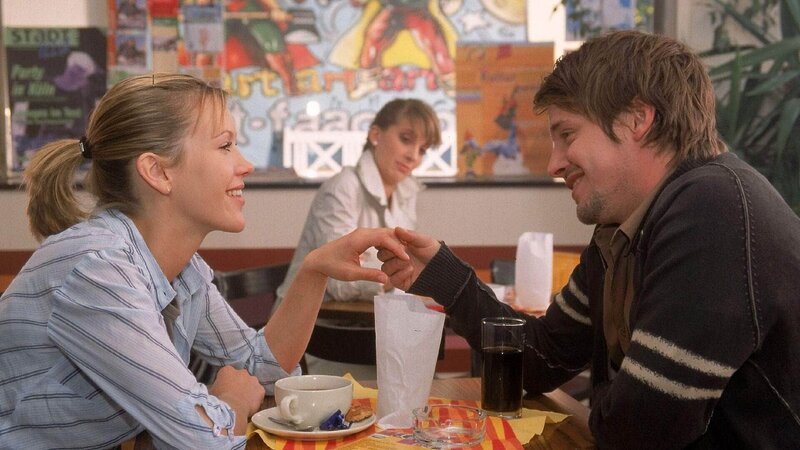 Claudia (Nora Binder, hi.) traut ihren Augen nicht: Obwohl Alex (Wolke Hegenbarth) doch eigentlich nicht in Oliver (Arne Lenk) verliebt ist, hält sie mit ihm Händchen … – Bild: MG RTL D /​ Guido Engels