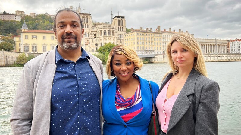 David and Magda with a real estate agent. – Bild: Warner Bros. Discovery