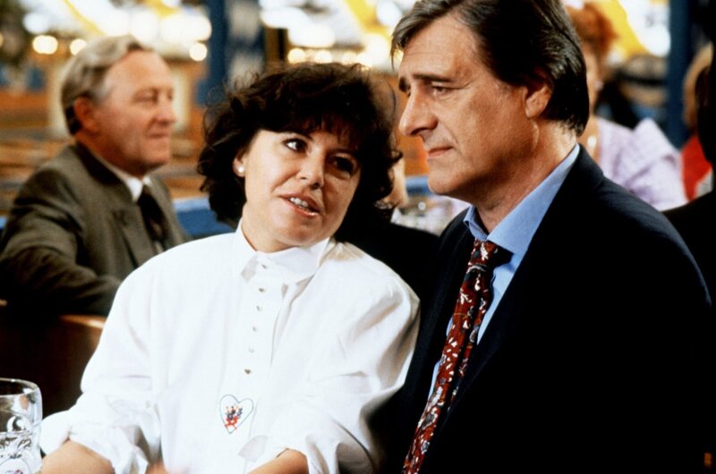 Beginn der Serie: Peter und Paul „In Gottes Namen“. Im Bild: Gundi Ellert, Helmut Fischer. – Bild: ORF/​LISA-Film