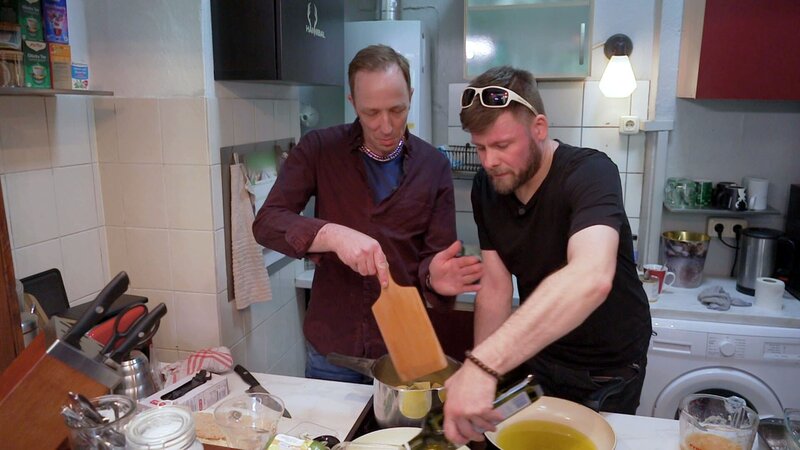 Daniel will dafür sorgen, dass Markus sich künftig selbst gesundes und günstiges Essen zubereiten kann. – Bild: RTLZWEI