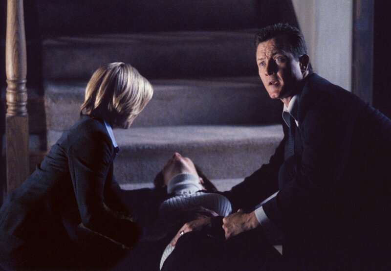 Leyla Harrison (Jolie Jenkins, l.) und Doggett (Robert Patrick, r.) sind entsetzt: Ihre Kollegin Monica Reyes (Annabeth Gish, M.) schreit vor undefinierbaren Schmerzen. – Bild: Twentieth Century Fox Film Corporation