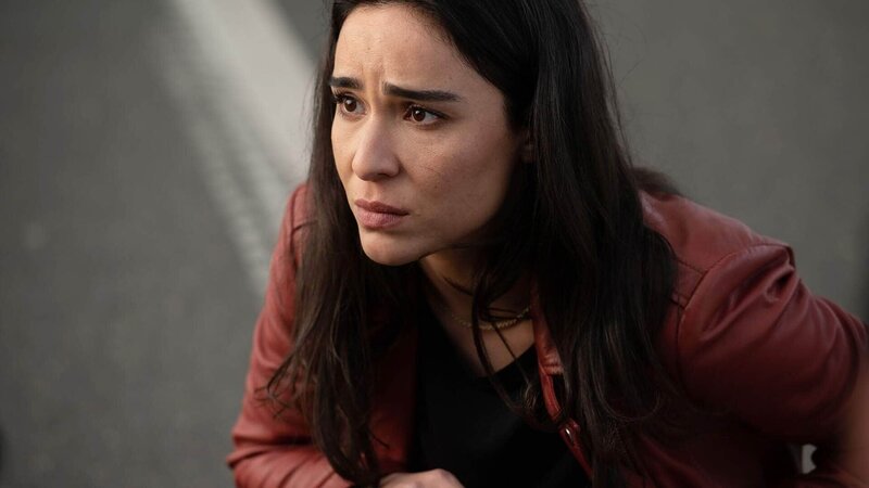 Shirin (Gamze Senol) findet sich mitten in ihrem Albtraum wieder.  Die Verwendung des sendungsbezogenen Materials ist nur mit dem Hinweis und Verlinkung auf TVNOW gestattet. – Bild: TVNOW /​ Sebastian Geyer