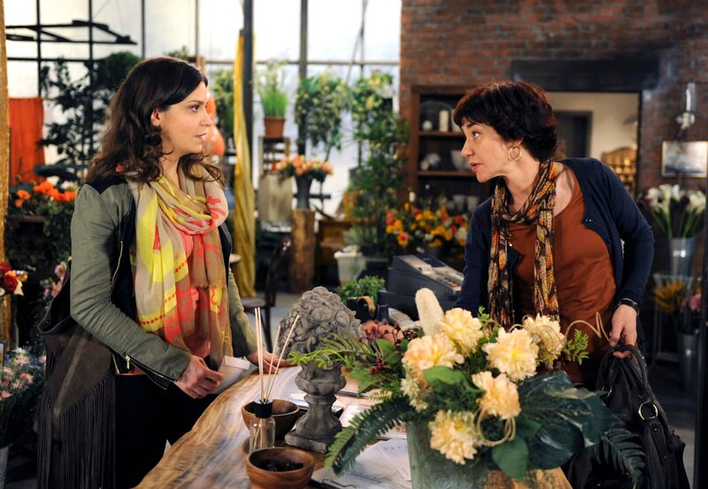 ARD ROTE ROSEN FOLGE 1516, am Mittwoch um 14:05 Uhr im ERSTEN. Merle (Anja Franke, r.) lässt ihre Halbschwester Rieke (Anika Lehmann, l.) eiskalt abblitzen. Sie will weder mit ihr, noch mit dem Erbe etwas zu tun haben. – Bild: ARD/​Nicole Manthey