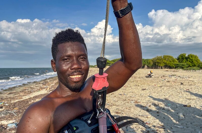 Haitianischer Kite-Lehrer (Etienne Fritz ELIEZER) in Las Terrenas/​ Dominikanische Republik. – Bild: SWR, honorarfrei – Verwendung gemäß der AGB im engen inhaltlichen, redaktionellen Zusammenhang mit genannter SWR-Sendung bei Nennung „Bild: SWR“ (S2+). SWR Presse/​Bildkommunikation, Baden-Baden, Tel: 07221/​929⁠–⁠22202, foto@swr.de