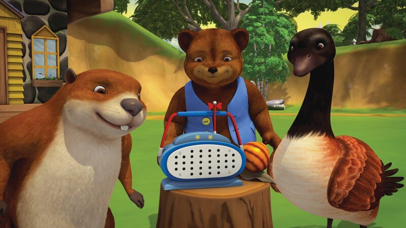 Die Freunde sind beeindruckt von dem neuen alten Rundfunkgerät. – Bild: KiKA/​Nelvana Limited/​Infinite Frameworks Pte Ltd.