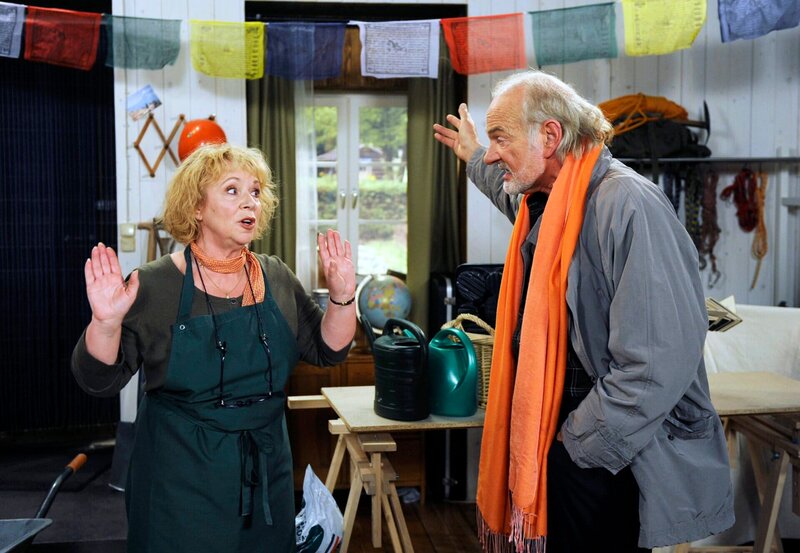 ARD ROTE ROSEN FOLGE 1521, am Mittwoch um 14:10 Uhr im ERSTEN. Hannes (Claus Dieter Clausnitzer, r.) kehrt aus Bhutan zurück und will zukünftig gelassener durchs Leben gehen. Doch schon am ersten Tag wird seine buddhistisch inspirierte Gelassenheit von Erika (Madeleine Lierck-Wien, l.) auf eine harte Probe gestellt. – Bild: ARD/​Nicole Manthey