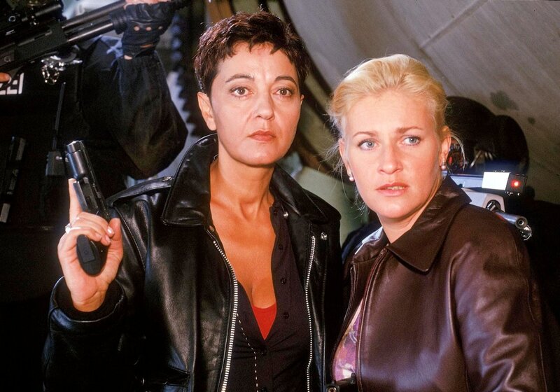 Sabrina (Despina Pajanou, li.) und Ellen (Petra Kleinert) jagen einen Serienmörder. – Bild: ORF/​-. Andere Verwendung