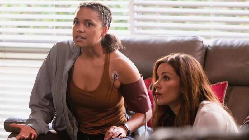 Station 19 Staffel 5 Folge 9 Kleiner Notfall: Barrett Doss als Victoria Hughes, Stefania Spampinato als Carina DeLuca – Bild: SRF/​ABC Studios