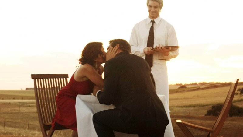 Stevie Hall (Simmone Jade Mackinnon), und Alex Ryan (Aaron Jeffery) – Bild: TVNOW /​ Southern Star/​NL