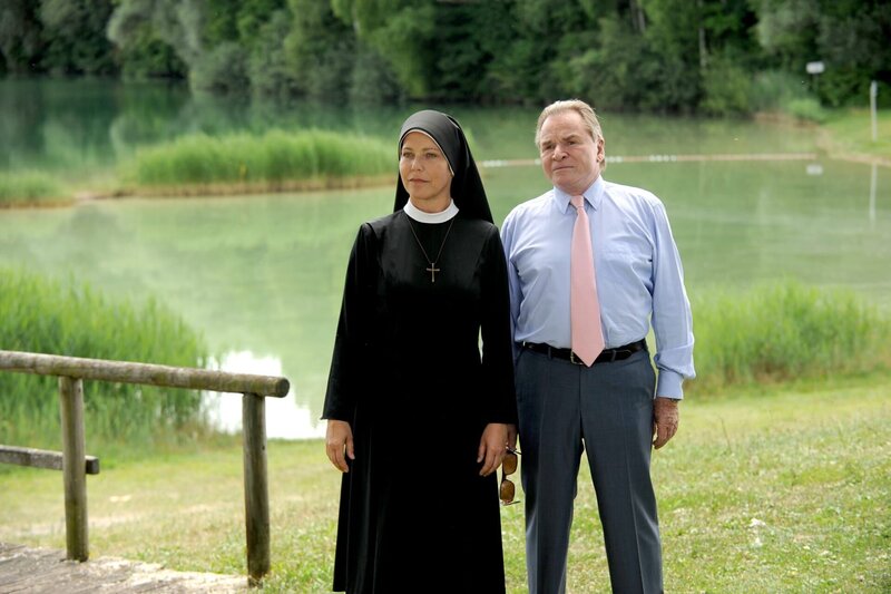Schwester Hanna (Janina Hartwig) und Wöller (Fritz Wepper) beobachten Jonas und Tim. Sie überzeugt Wöller Tim nicht anzuzeigen. – Bild: ORF/​Kineos/​Barbara Bauriedl