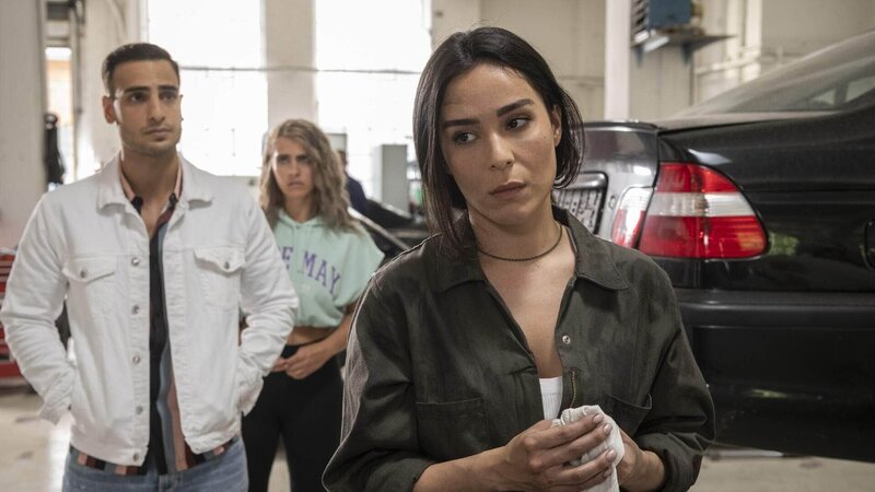 Nihat (Timur Ülker) und Liz (Sarah Mangione, M.) hoffen vergeblich auf die Hilfe von Shirin (Gamze Senol). – Bild: TVNOW /​ Oliver Ziebe