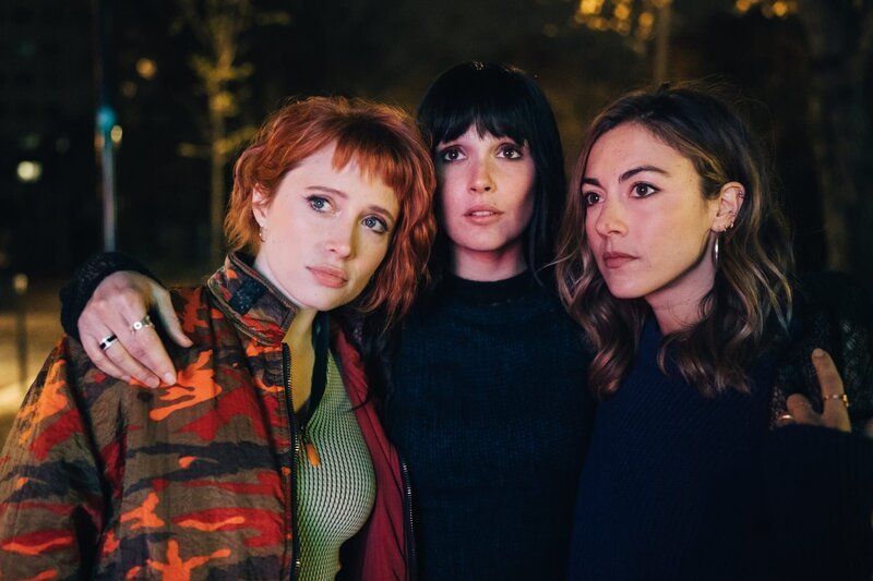 Von links: Alexia (Claire Romain), Tamara (Camille Lou) und Sylia (Constance Labbé) – sie schmieden neue Pläne. – Bild: CAROLINE DUBOIS /​ BIG BAND ST /​ ZDF